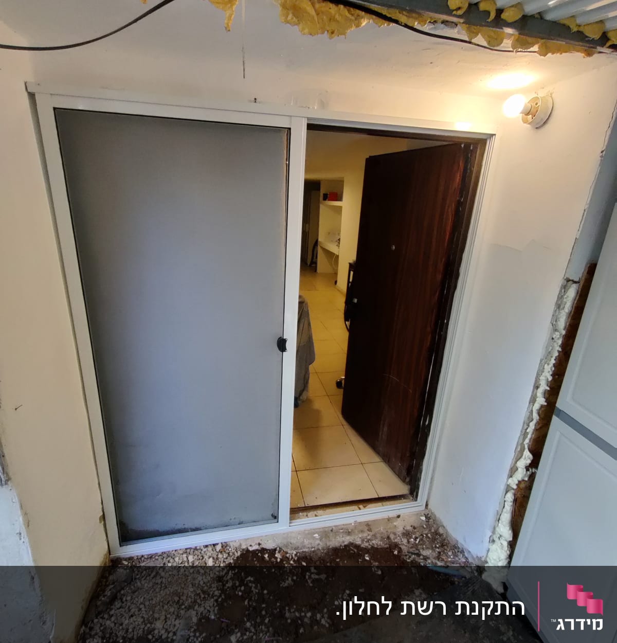 דלת אלומיניום עם מסגרת לבנה וחלון זכוכית